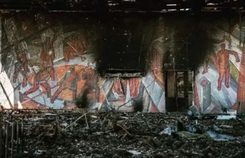 Мозаїка Металурги на залізничному вокзалі після ворожого обстрілу dqxikeidqxidqrant