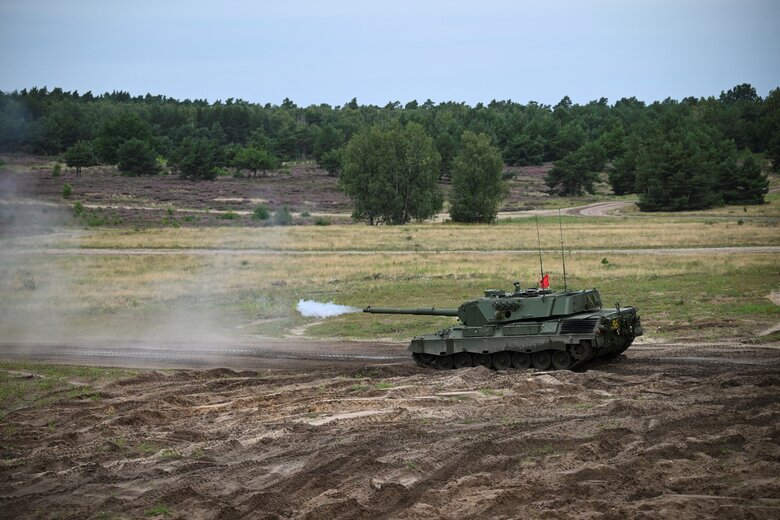 Украинские военные проходят обучение на танках Leopard 1 в Германии 05