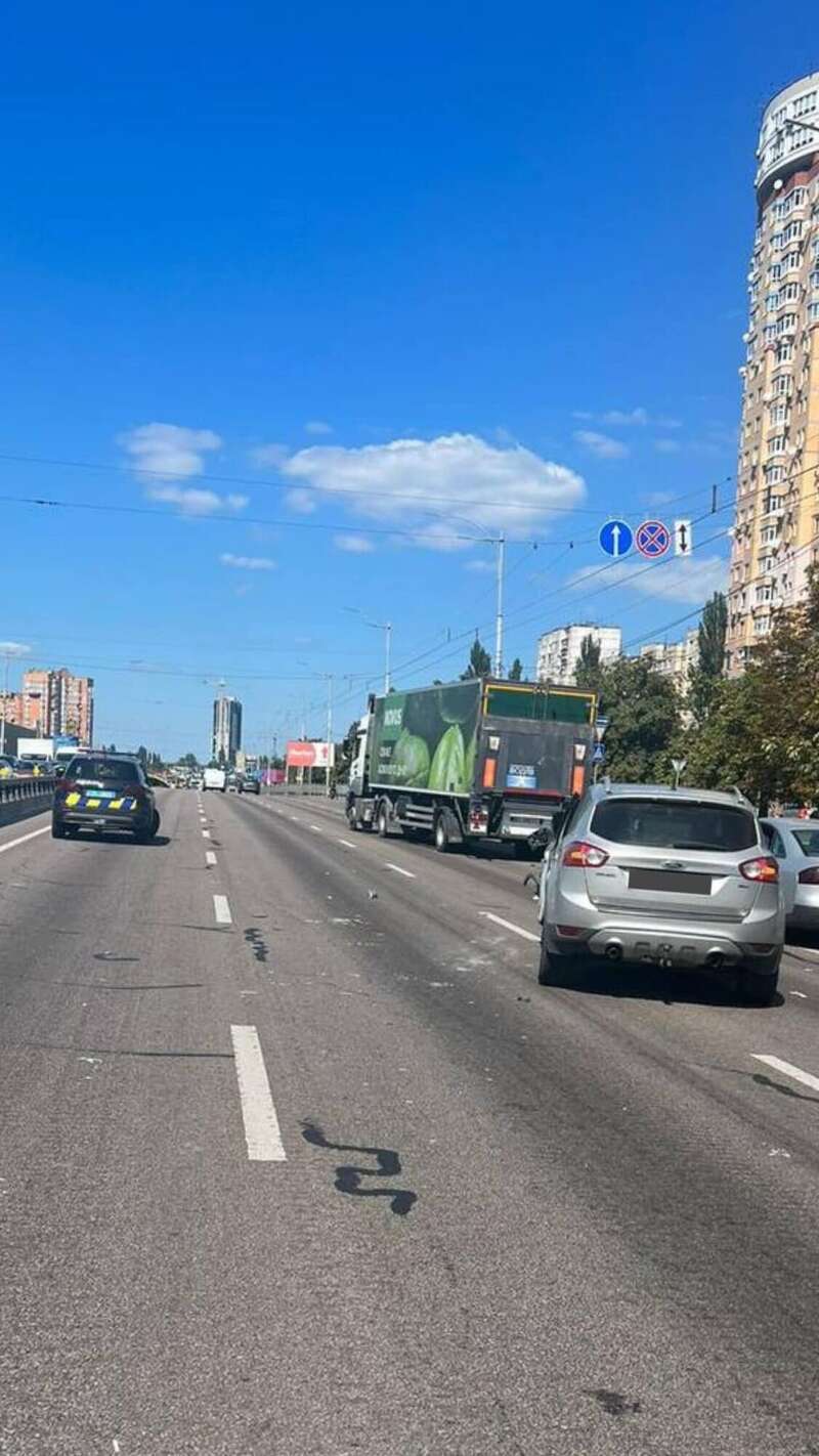 В Киеве легковушка на пешеходном переходе сбила насмерть мужчину. Фото dqxikeidqxidqeant