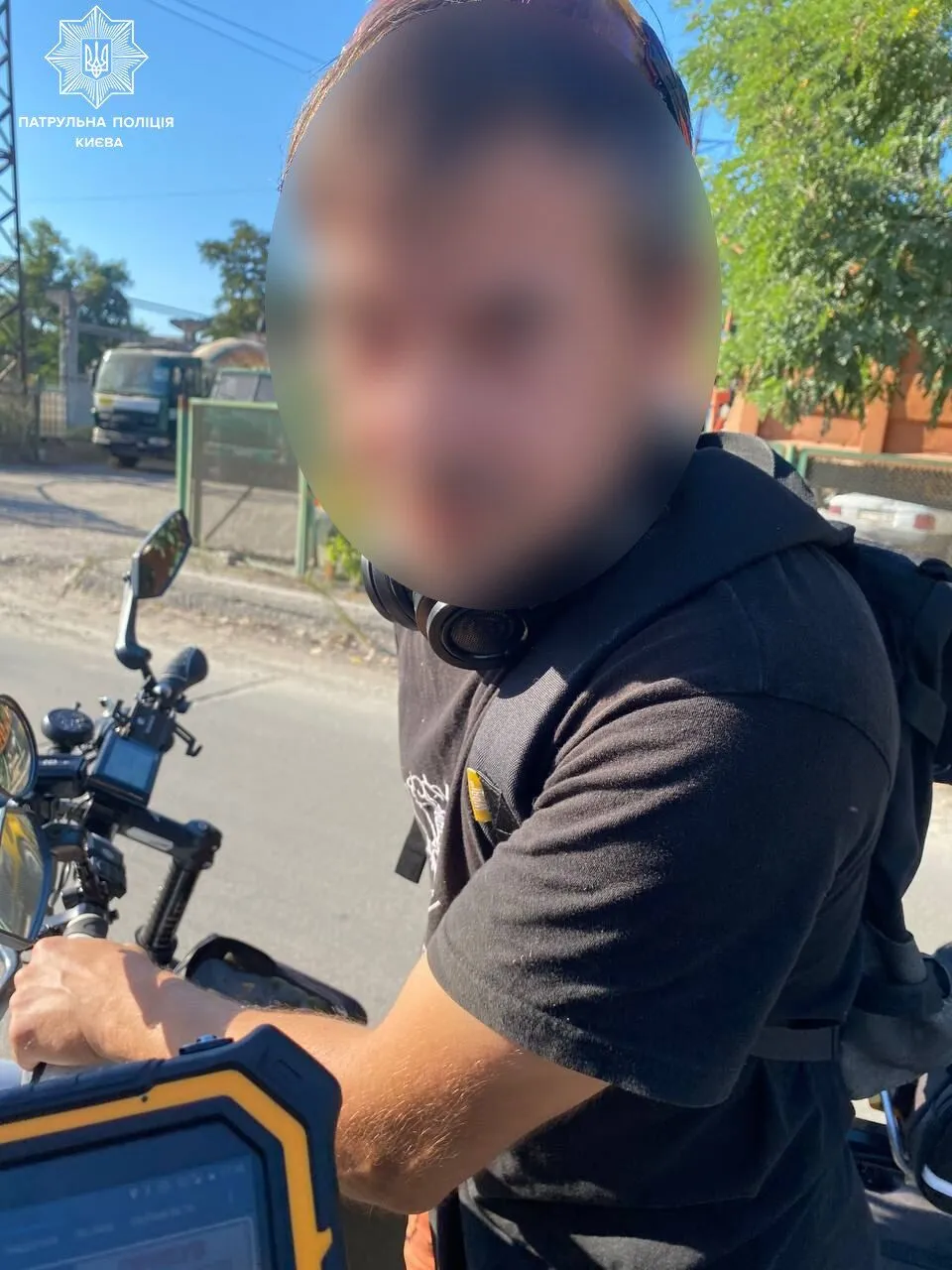 У Києві затримали велосипедиста, який їздив по вулиці та стріляв у собак. Фото dqxikeidqxidqrant