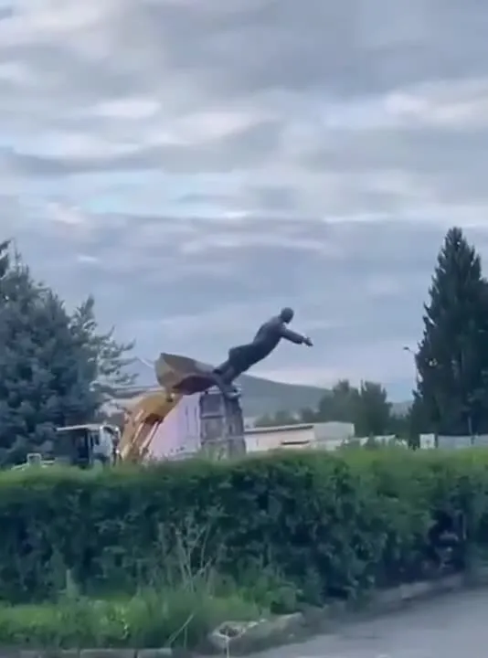 У Казахстані випадково впустили пам’ятник Леніну. Відео dqxikeidqxidqrant
