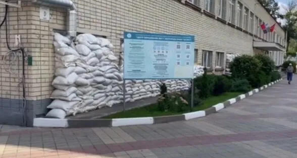 Неужели война? В Белгороде окна первых этажей закрывают мешками с песком. Видео dqxikeidqxidqeant