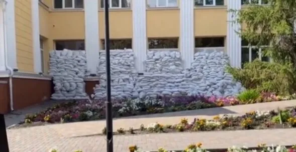 Неужели война? В Белгороде окна первых этажей закрывают мешками с песком. Видео