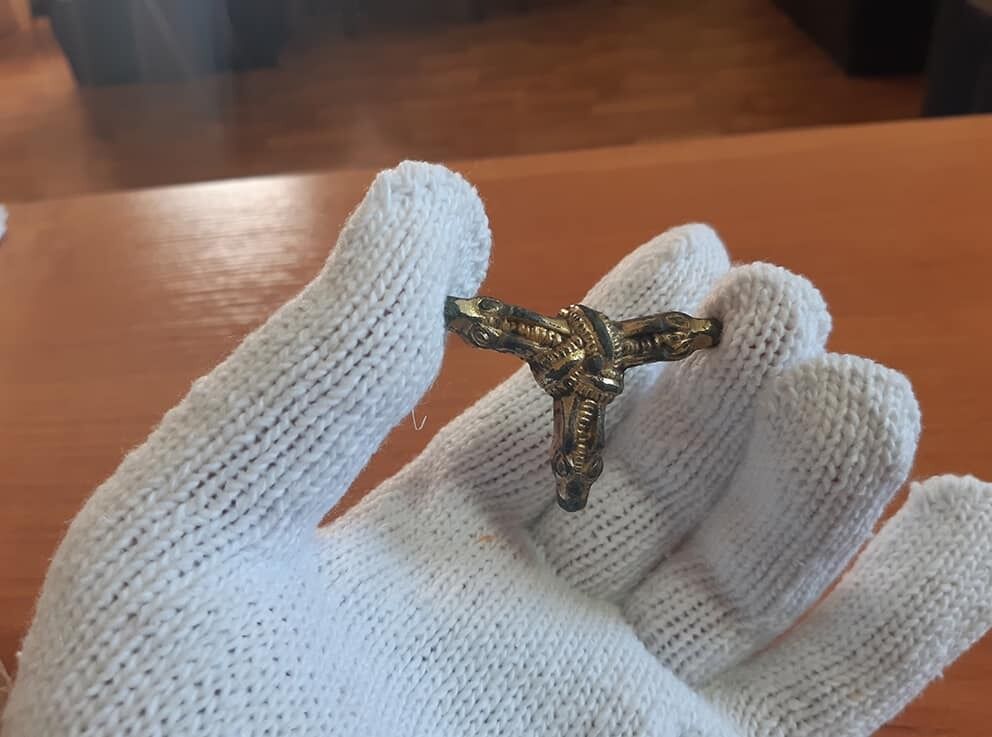 Митники виявили у міжнародній посилці унікальні артефакти часів Київської Русі. Фото