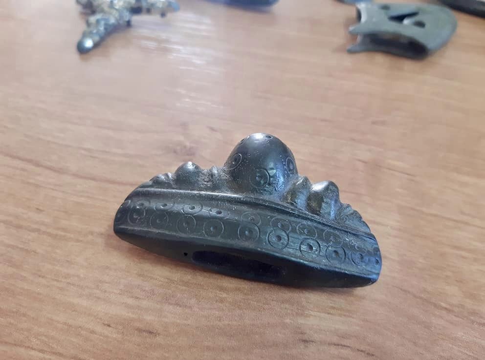 Митники виявили у міжнародній посилці унікальні артефакти часів Київської Русі. Фото