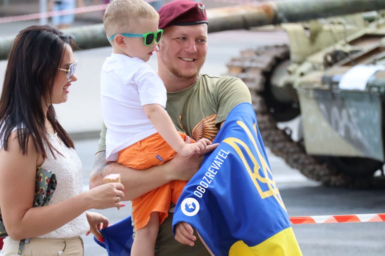 Синьо-жовтий одяг і багато прапорців: як пройшов День державного прапора у Києві. Фото