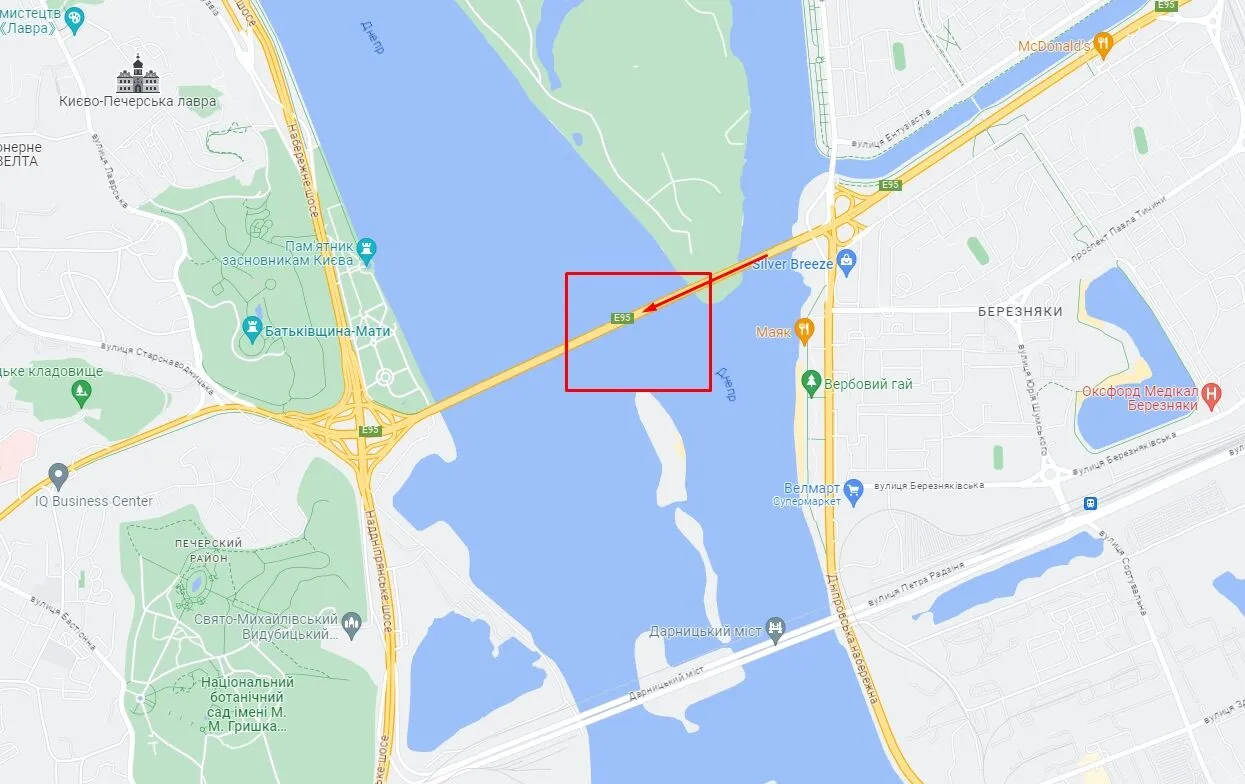 У Києві на мосту Патона перекинувся легковик: виник великий затор. Фото і відео dqxikeidqxiuuant