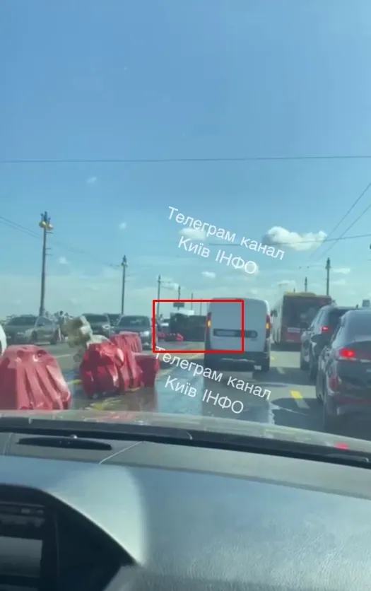 У Києві на мосту Патона перекинувся легковик: виник великий затор. Фото і відео