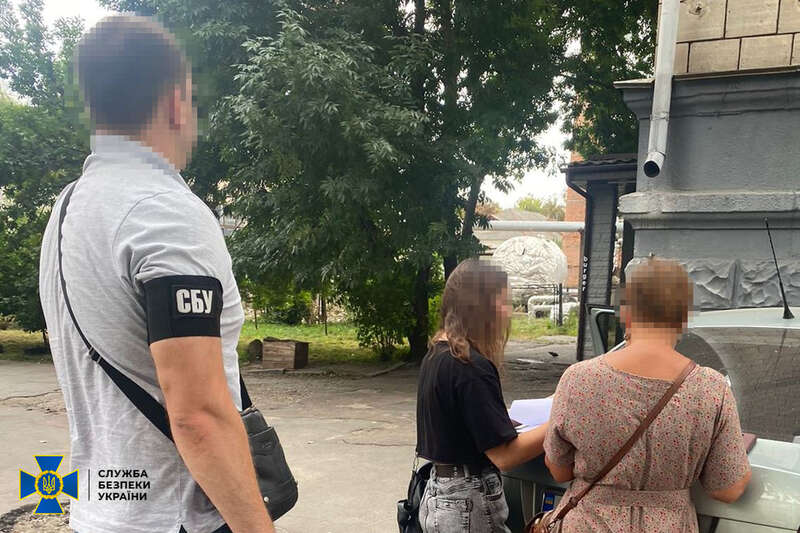 СБУ в Житомирі затримала вчительку. Вона заперечувала звірства окупантів у Бучі dqxikeidqxidqeant