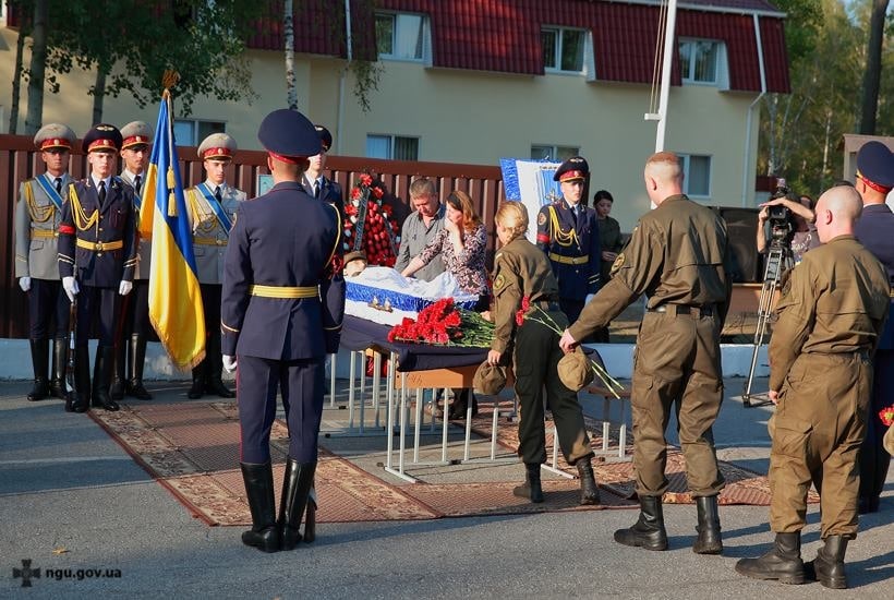 На Київщині поховали четвертого загиблого під Радою нацгвардійця (ФОТО) - фото 2 На Київщині поховали четвертого загиблого під Радою нацгвардійця (ФОТО) - фото 2