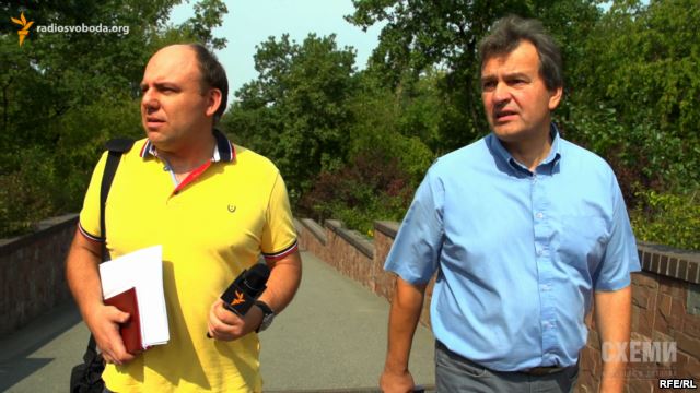 Журналіст програми «Схеми» Сергій Андрушко і заступник керівника будинку відпочинку ДП «Конча-Заспа» Ігор Колесник dqxikeidqxidqeant