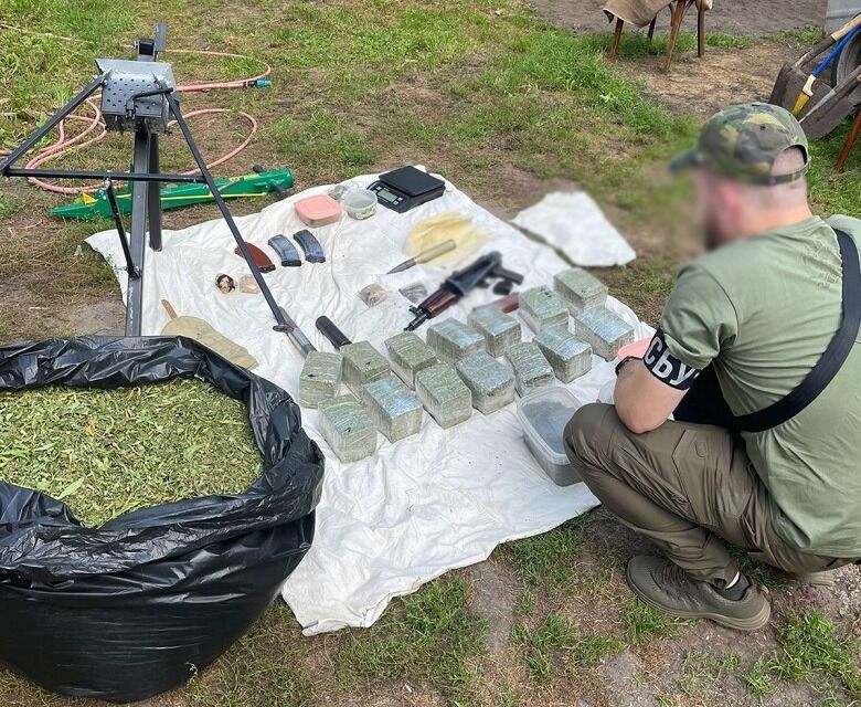 Полицейские Киева разоблачили злоумышленников, сбывавших оружие и фальшивые деньги. Фото