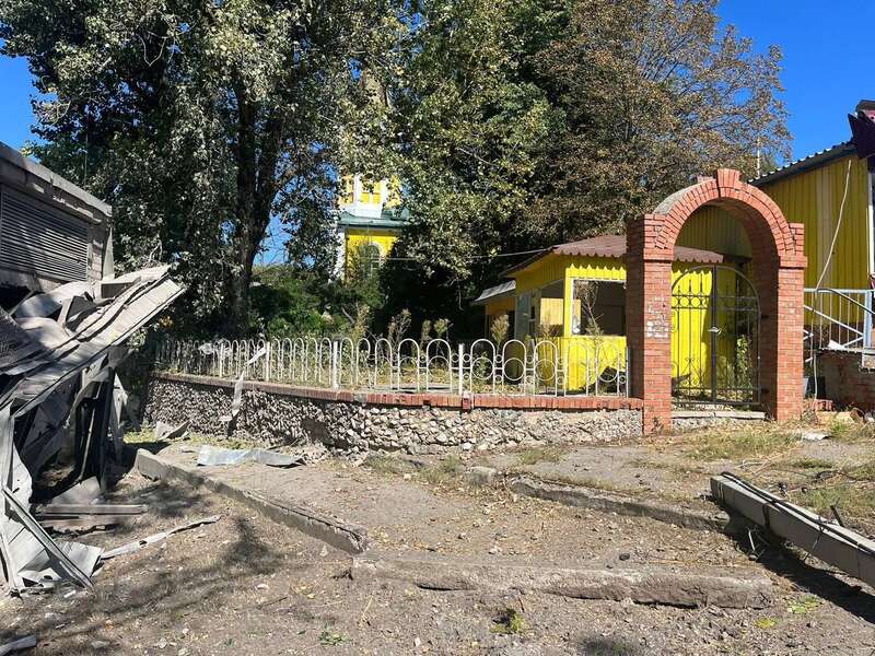 Наслідки російського обстрілу. Фото - Харківська ОВА