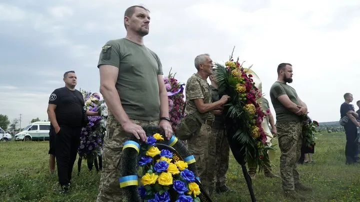 Военнослужащие на похоронах защитника страны