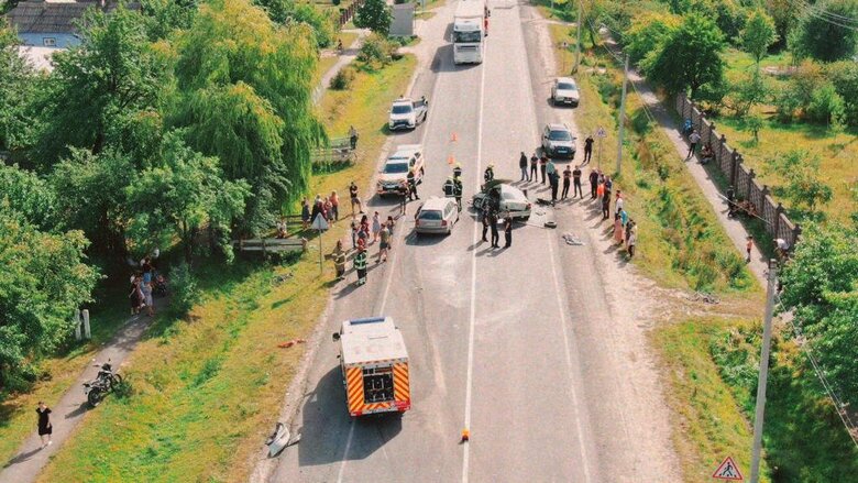 У ДТП на Рівненщині загинула дитина, ще 8 осіб постраждали, - ДСНС 03