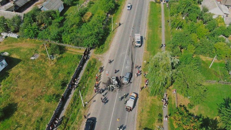 У ДТП на Рівненщині загинула дитина, ще 8 осіб постраждали, - ДСНС 04