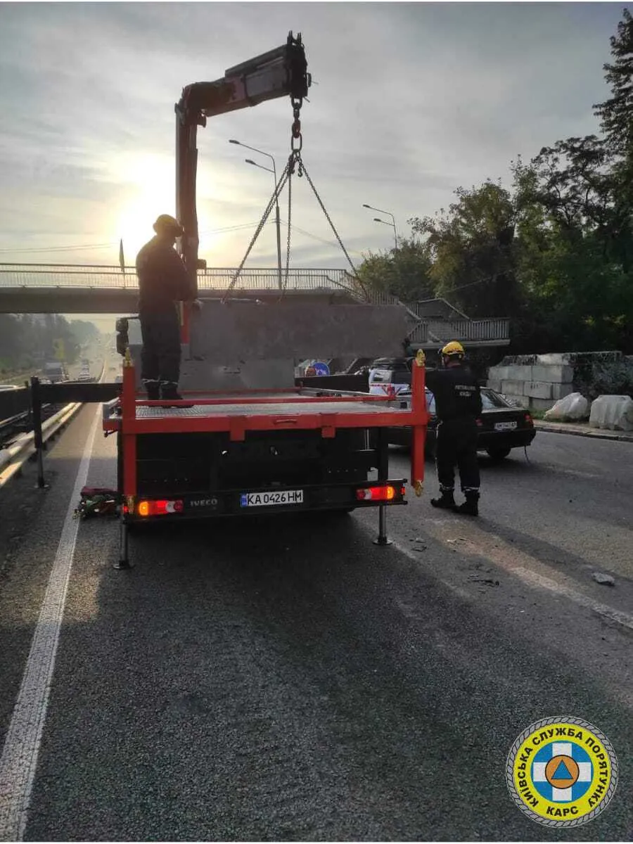 На въезде в Киев грузовик на скорости протаранил блокпост. Фото