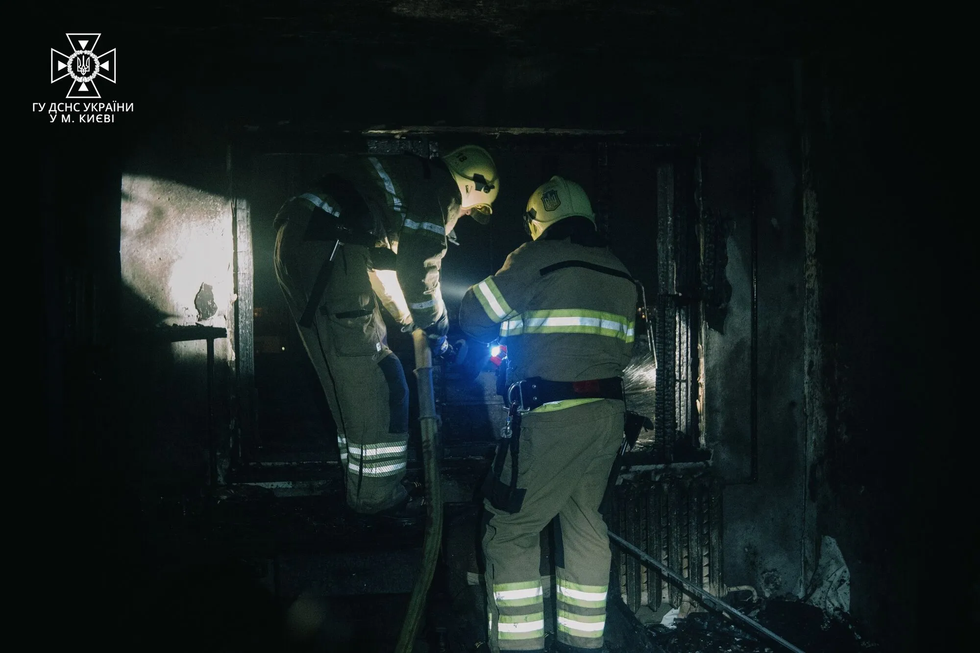 У Києві внаслідок нічної пожежі в багатоповерхівці загинула жінка. Фото