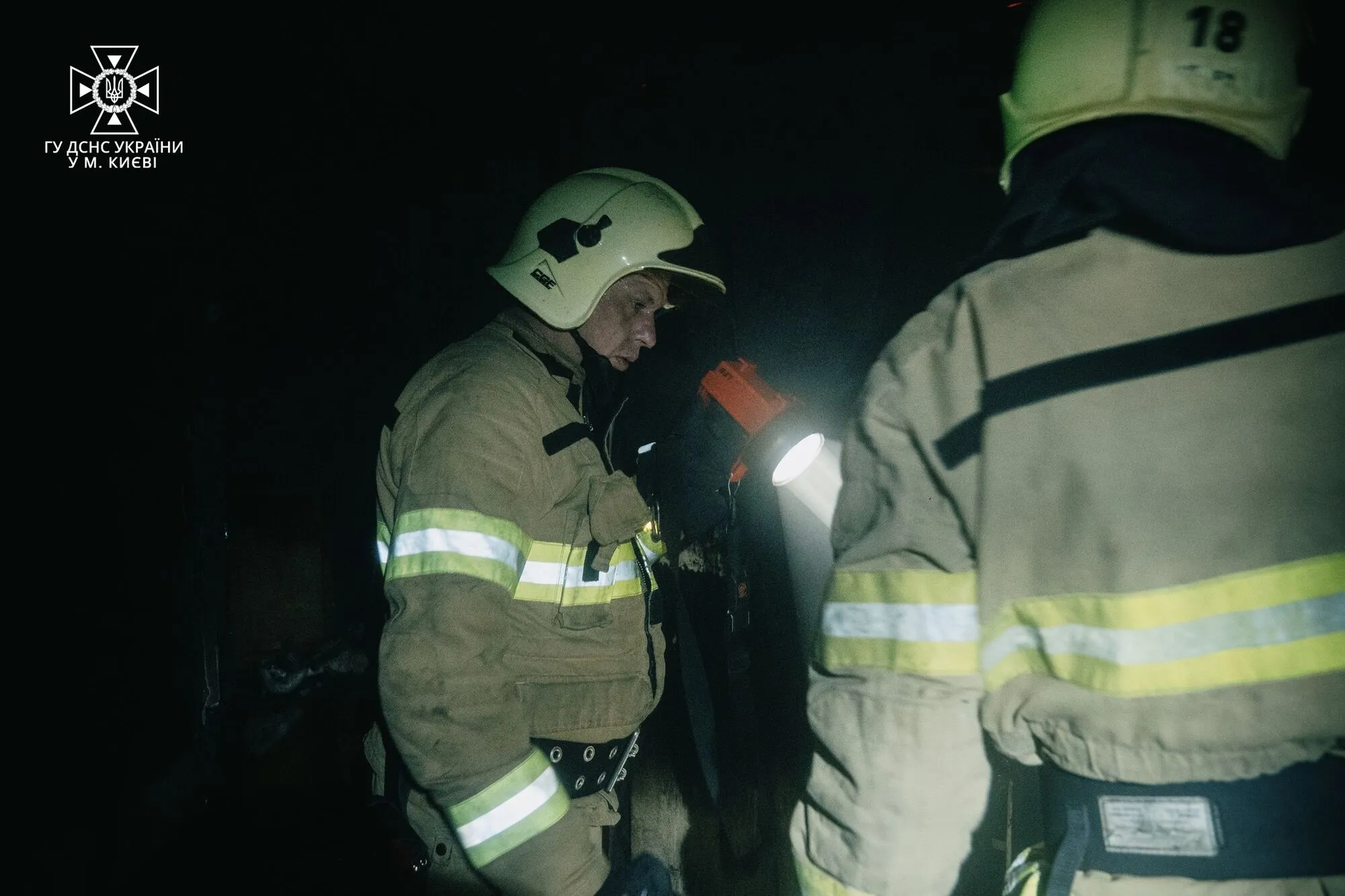 У Києві внаслідок нічної пожежі в багатоповерхівці загинула жінка. Фото