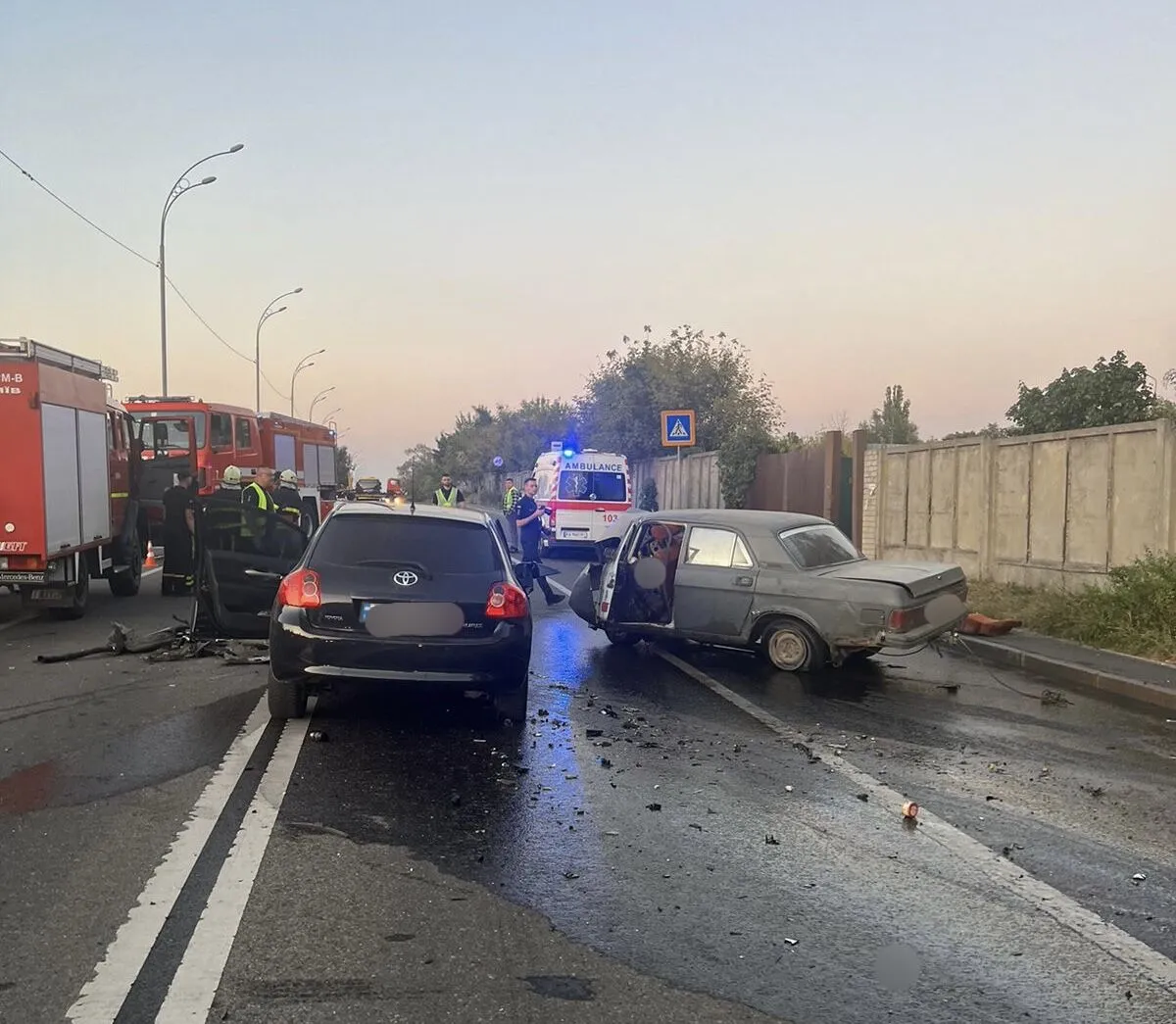 У Києві зіткнулись два легковики: є загиблий, серед постраждалих – дитина. Фото і відео dqxikeidqxidqrant