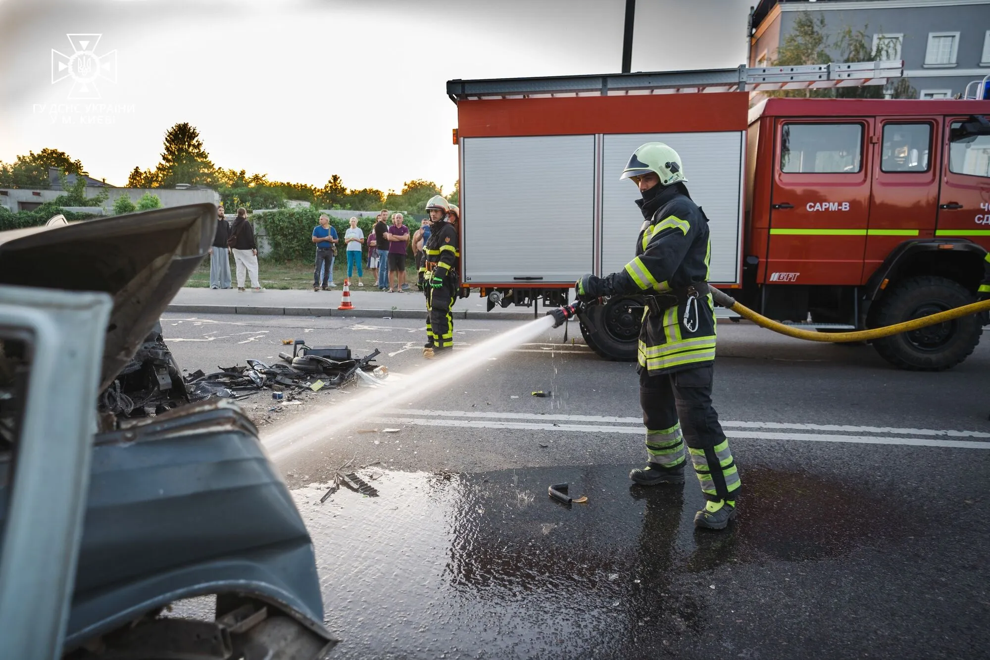 У Києві зіткнулись два легковики: є загиблий, серед постраждалих – дитина. Фото і відео