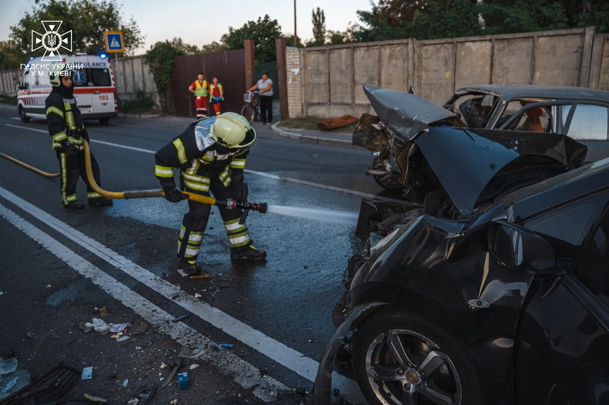 У Києві зіткнулись два легковики: є загиблий, серед постраждалих – дитина. Фото і відео