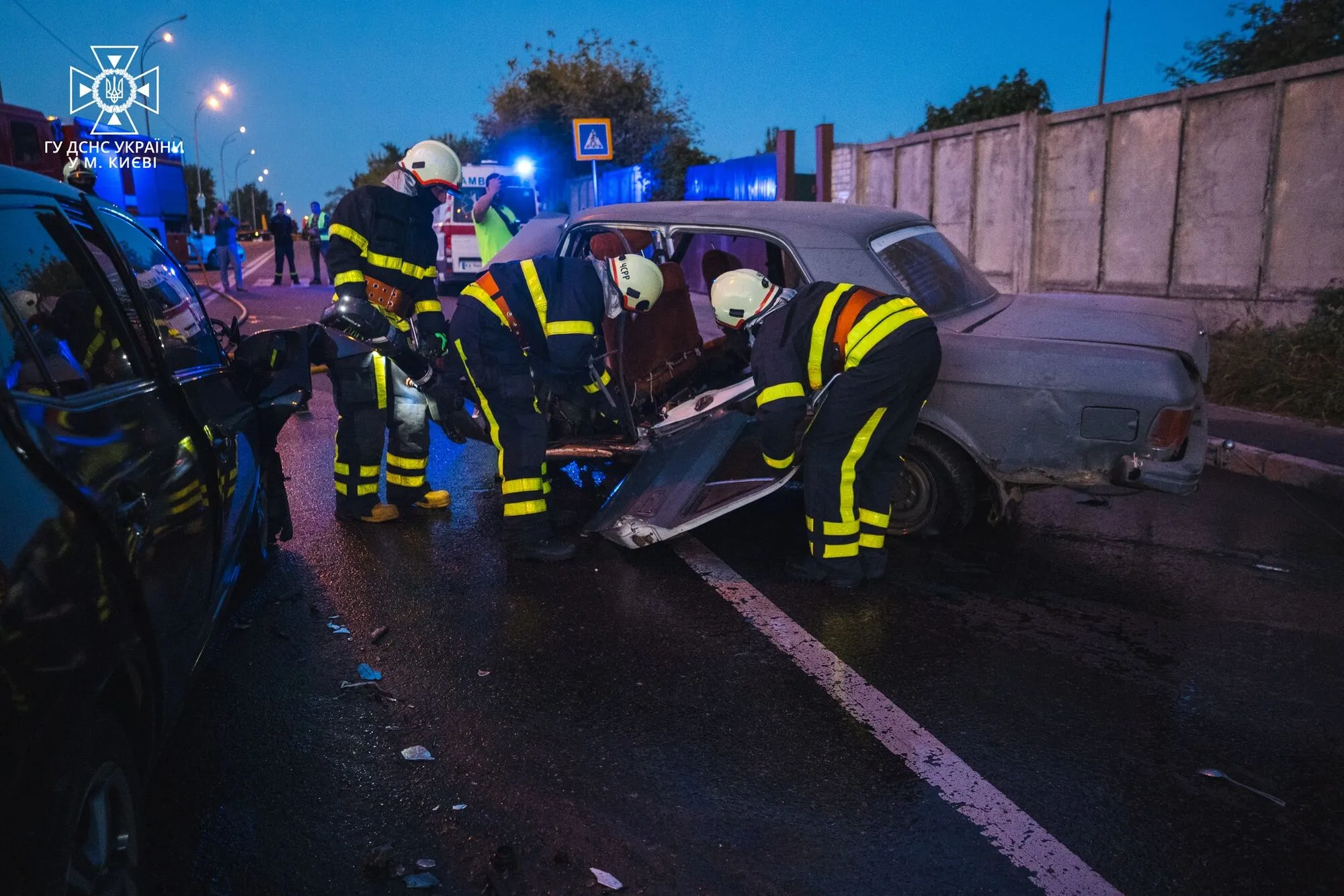 У Києві зіткнулись два легковики: є загиблий, серед постраждалих – дитина. Фото і відео