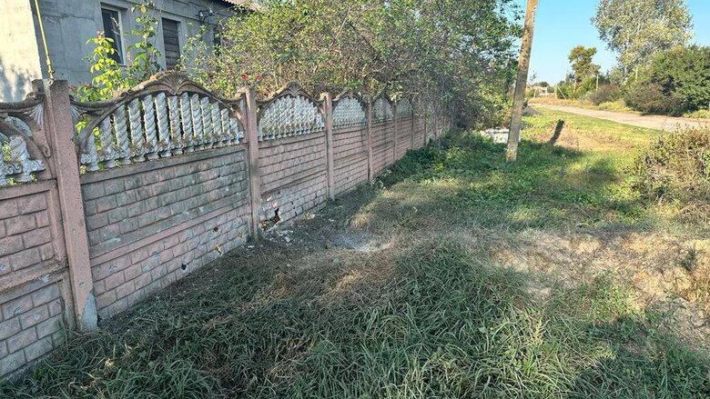 Окупанти вдарили касетними боєприпасами по селу на Харківщині, поранено чоловіка 03