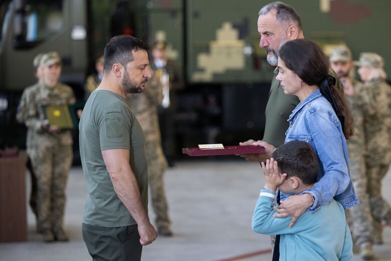 Зеленський вручив нагороди розвідникам 03