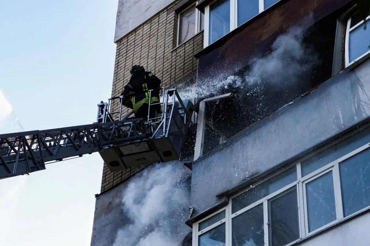Війська РФ обстріляли житловий квартал Херсона: снаряд влучив у квартиру. Фото dqxikeidqxidqrant