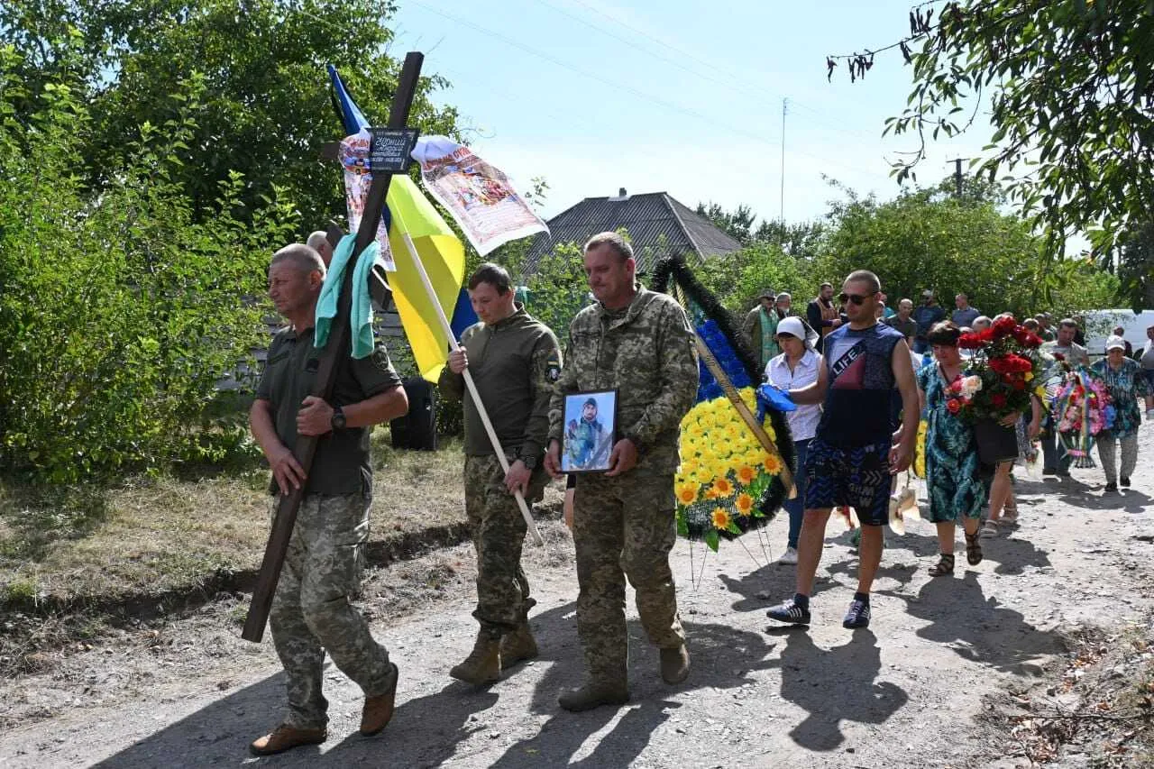 Залишились дружина та син: у Чигирині провели в останню путь бійця-мінометника Андрія Чорного. Фото