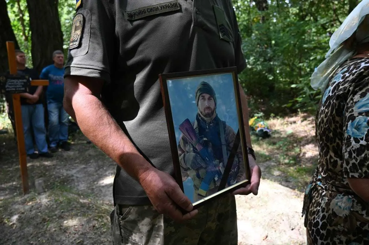 Залишились дружина та син: у Чигирині провели в останню путь бійця-мінометника Андрія Чорного. Фото