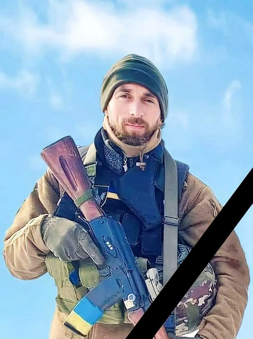 Залишились дружина та син: у Чигирині провели в останню путь бійця-мінометника Андрія Чорного. Фото dqxikeidqxidqrant