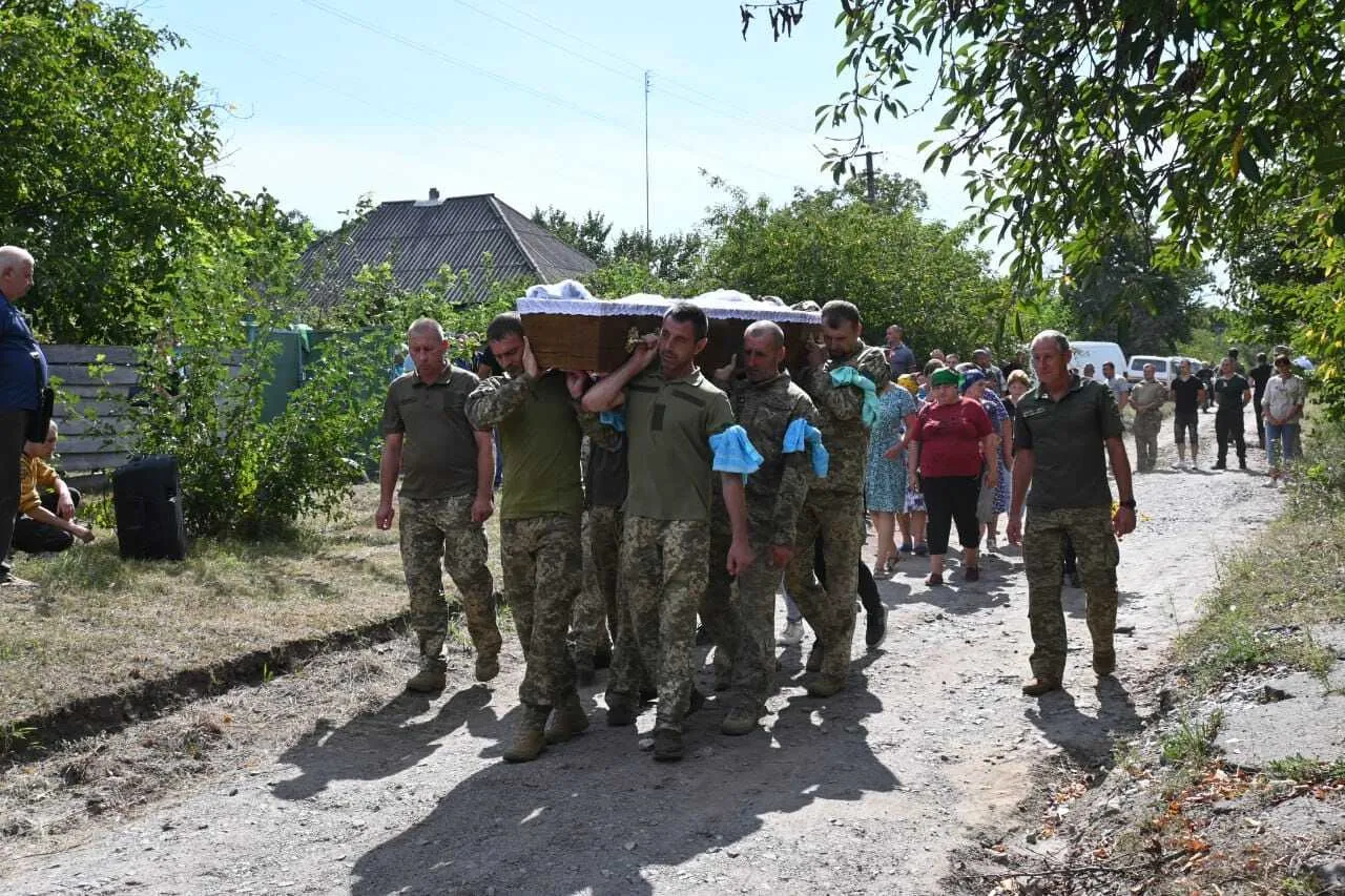 Залишились дружина та син: у Чигирині провели в останню путь бійця-мінометника Андрія Чорного. Фото