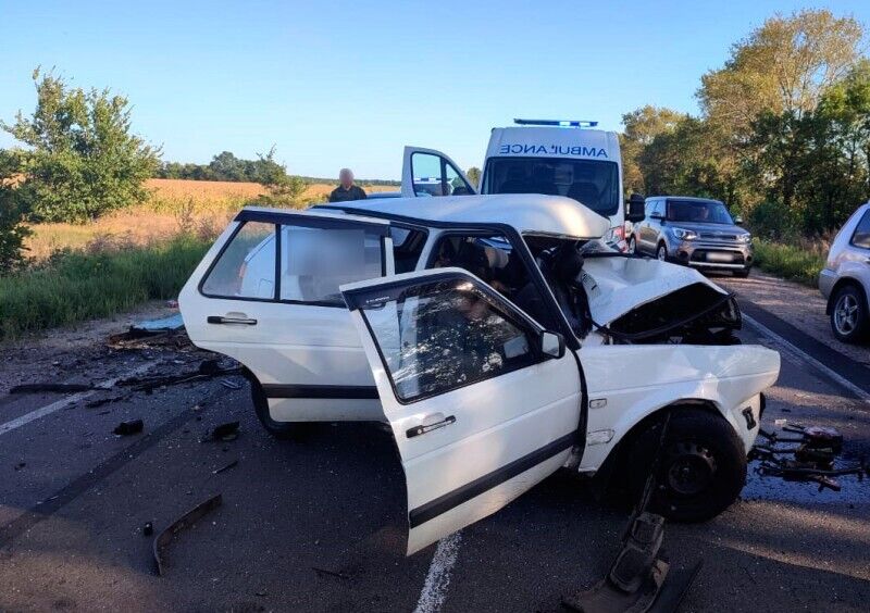 На Полтавщині не розминулись два легковики: одна людина загинула, троє зазнали травм. Фото