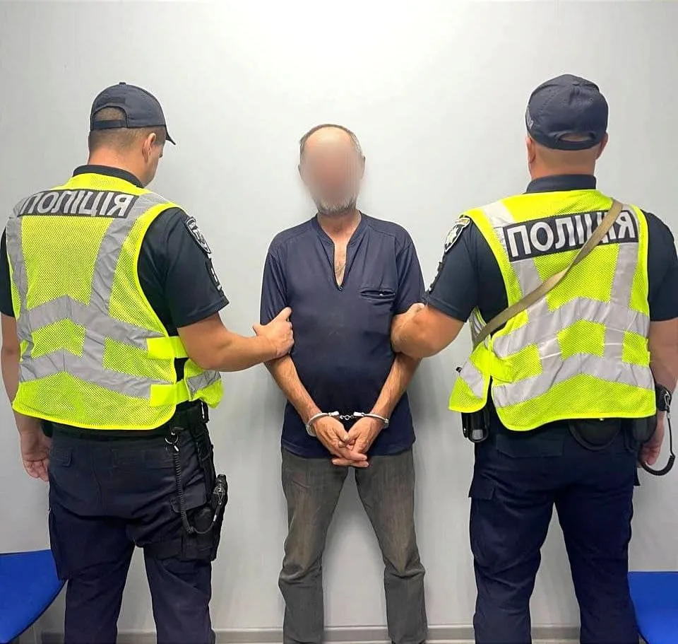 Вдарив ножем та втік: на Київщині чоловік ледь не вбив пасажира авто. Фото dqxikeidqxidqeant