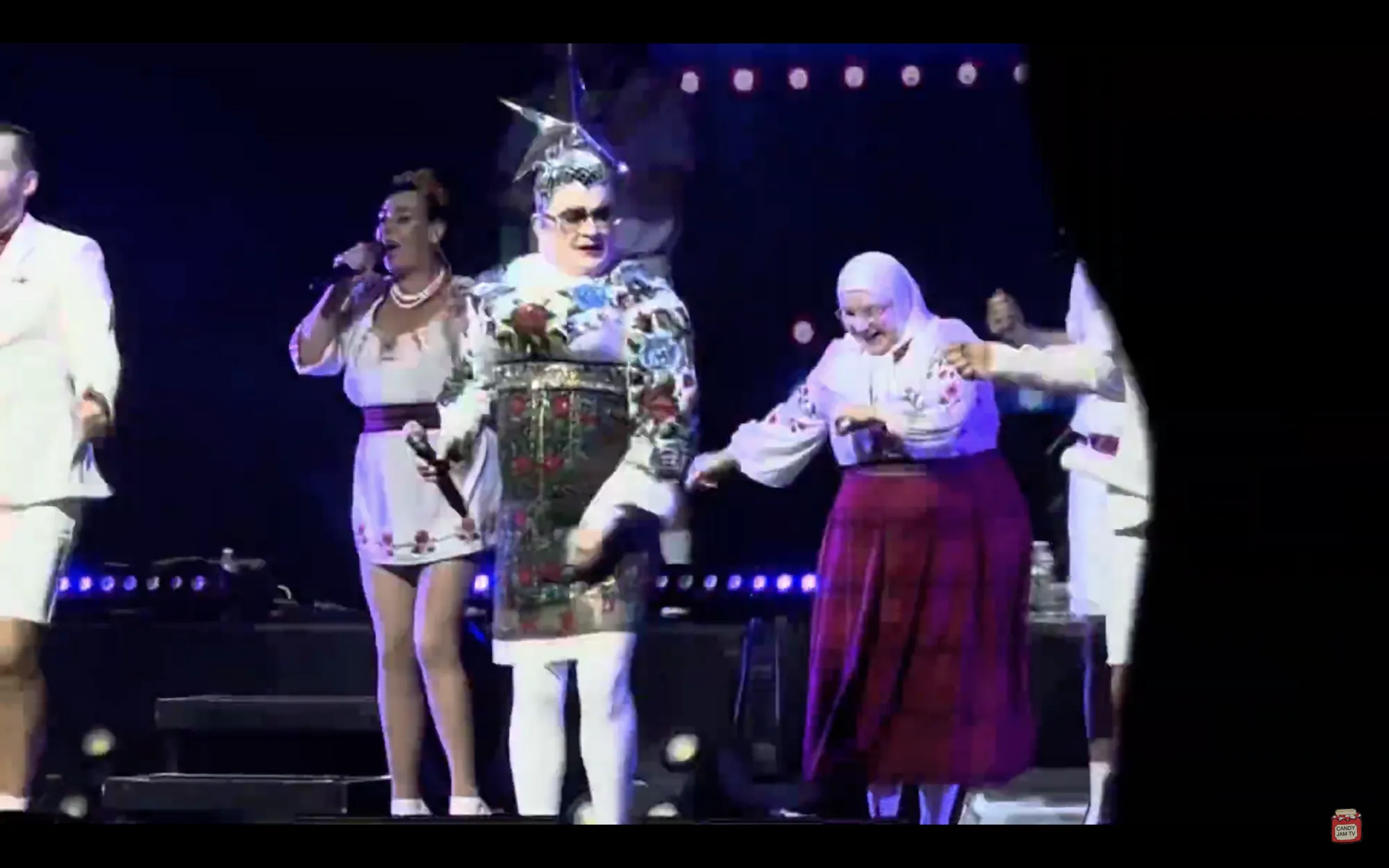 Самолет с Веркой Сердючкой на борту совершил вынужденную посадку в Коннектикуте: что случилось dqxikeidqxidqqant