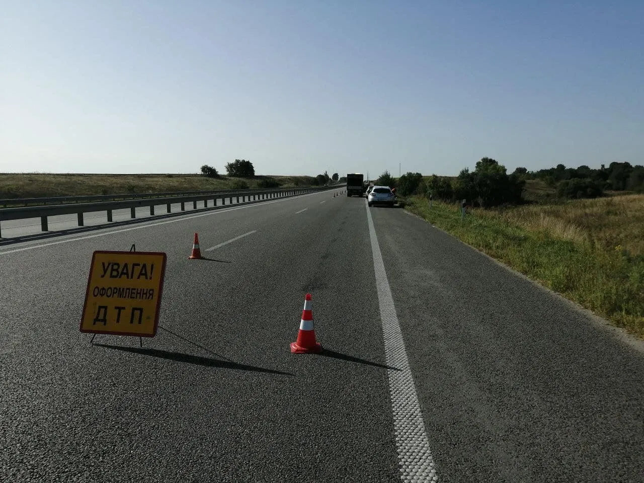 В Киевской области грузовик съехал в кювет, опрокинулся и загорелся: есть пострадавший. Фото