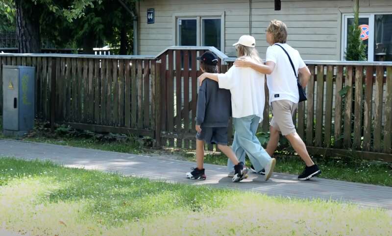 Пугачева и Галкин в Юрмале скрылись от украинской ведущей Мосейчук: момент попал на видео