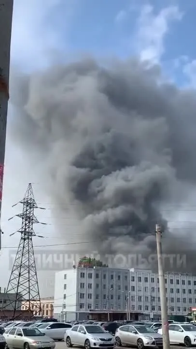 У Самарі спалахнула потужна пожежа на заводі, валить дим. Фото і відео