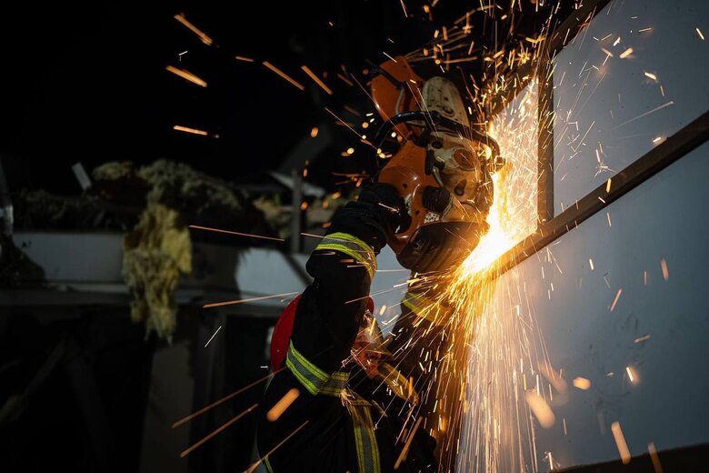 Зеленский поздравил ГСЧСовцев с Днем спасителя: Вы спасли после обстрелов тысячи жизней, ликвидировали более 100 тыс. пожаров 01 dqxikeidqxidqrant