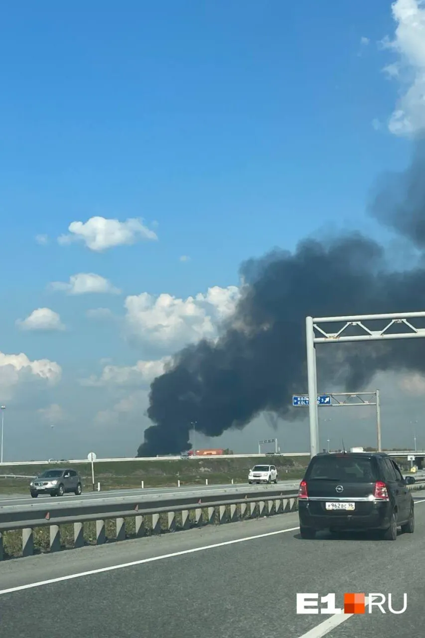 У російському Єкатеринбурзі трапилася масштабна пожежа у промзоні: деталі і фото