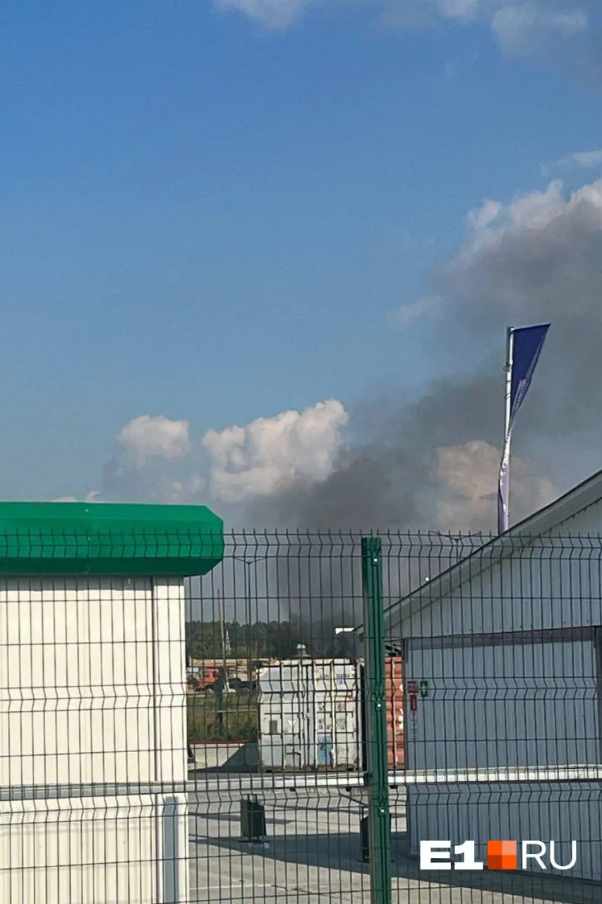 У російському Єкатеринбурзі трапилася масштабна пожежа у промзоні: деталі і фото