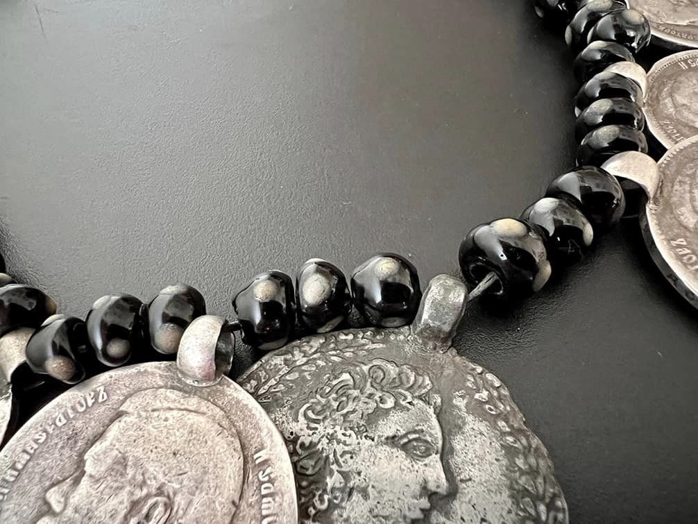 Из Украины в США пытались переслать старинное украинское женское украшение. Фото