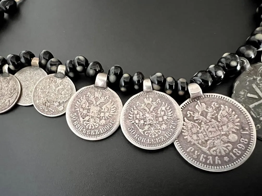 Из Украины в США пытались переслать старинное украинское женское украшение. Фото