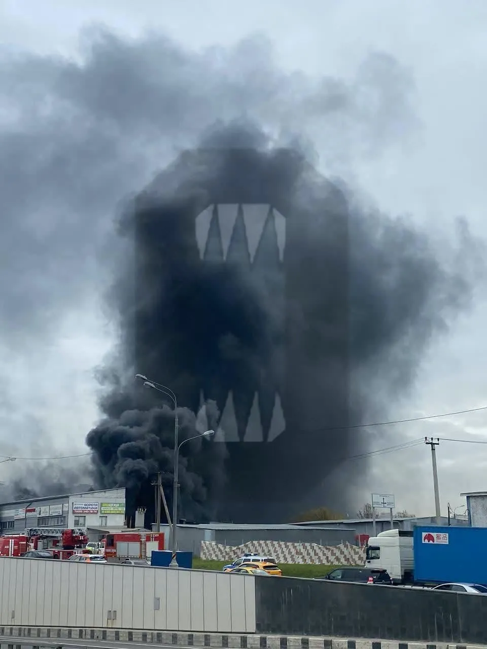 Під Москвою спалахнула потужна пожежа на складах, валить чорний дим. Фото і відео