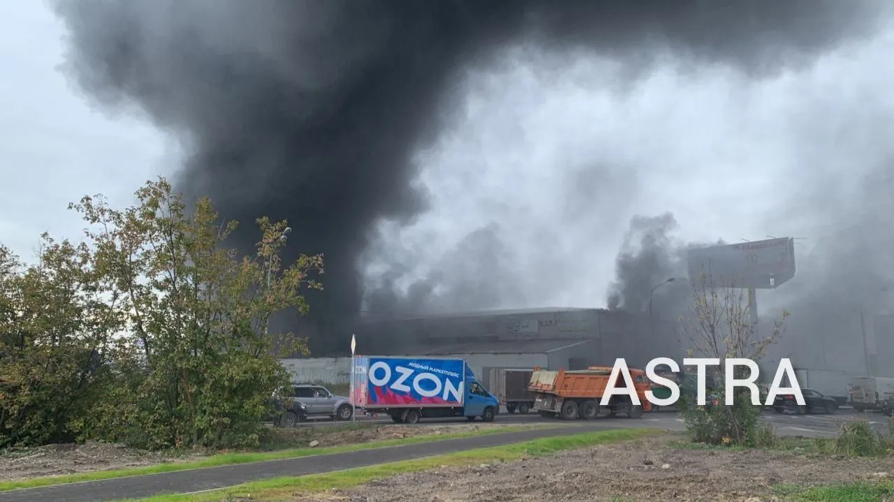 Под Москвой вспыхнул мощный пожар на складах, валит черный дым. Фото и видео