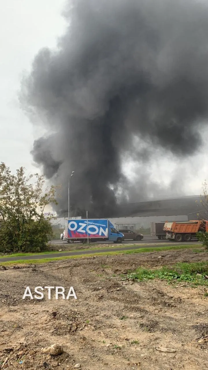 Под Москвой вспыхнул мощный пожар на складах, валит черный дым. Фото и видео
