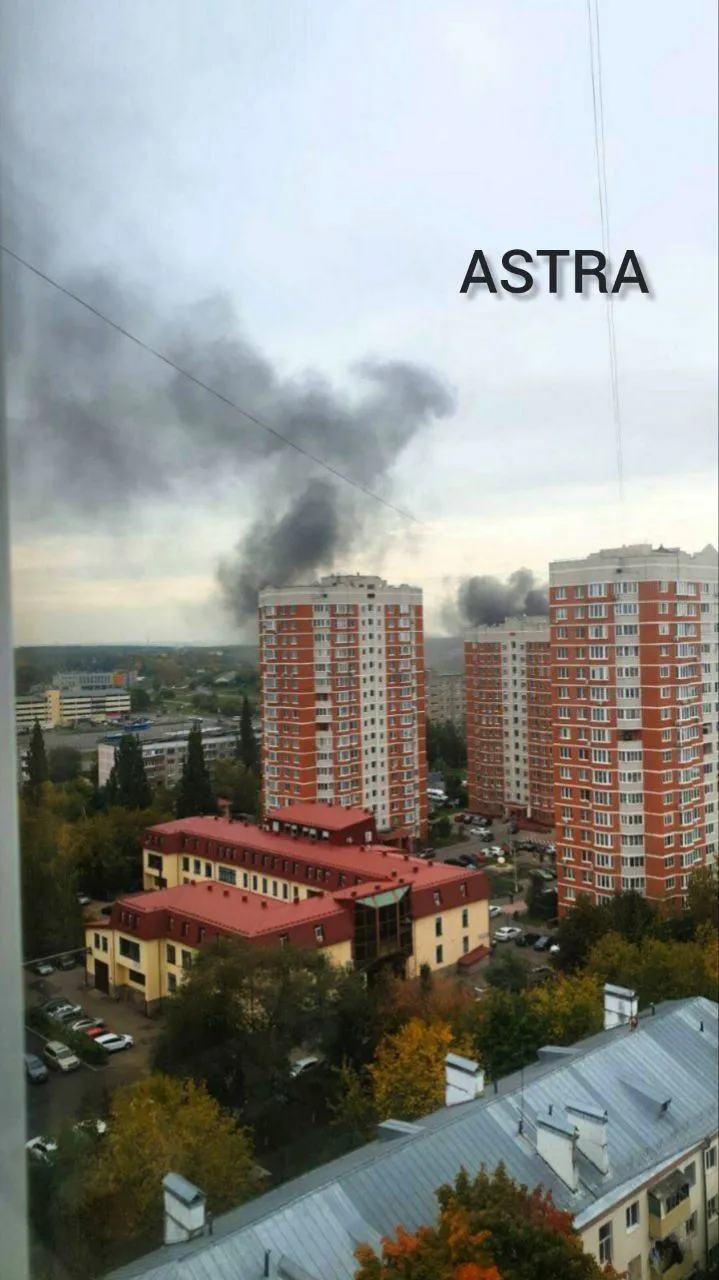 Под Москвой вспыхнул мощный пожар на складах, валит черный дым. Фото и видео