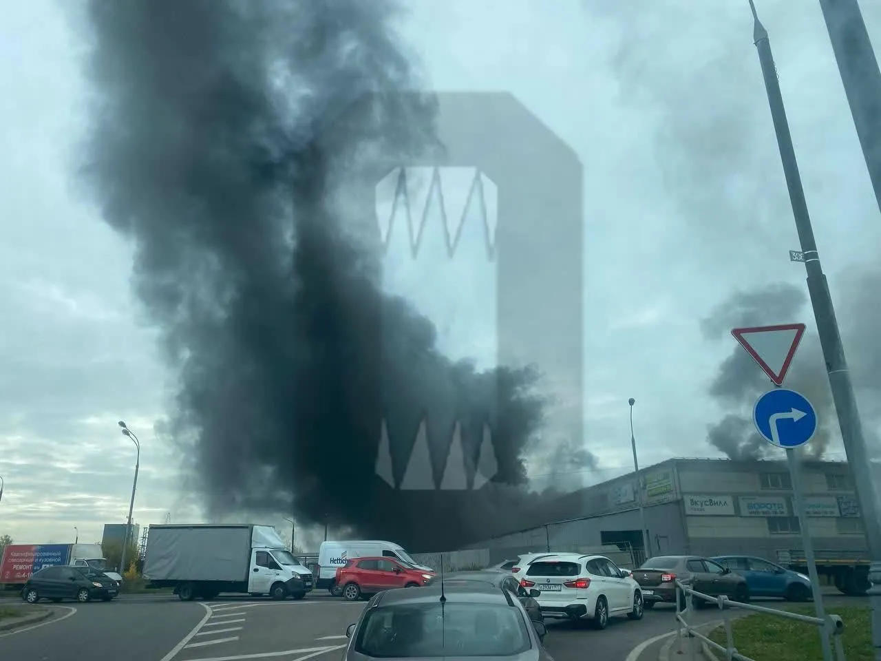 Под Москвой вспыхнул мощный пожар на складах, валит черный дым. Фото и видео